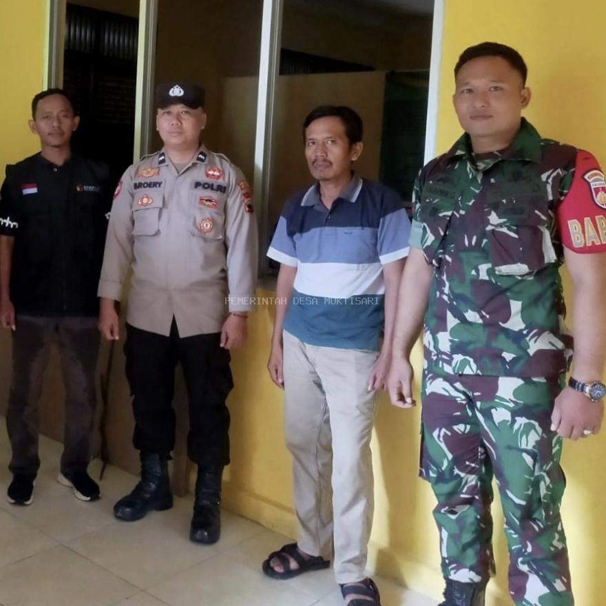PENYERAHAN LOGISTIK PEMILU DARI PPK KECAMATAN GANDRUNGMANGU KE PPS DESA MUKTISARI
