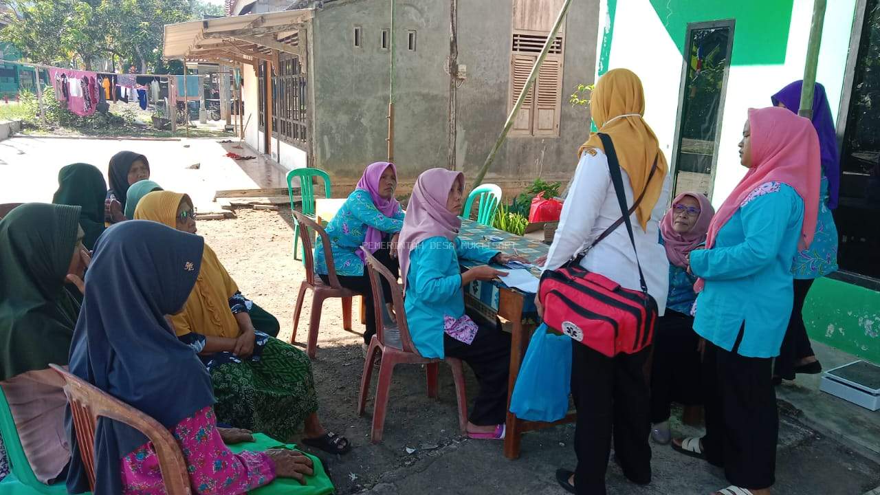 WARGA DUSUN CIBUAYA LAKUKAN CEK KESEHATAN GRATIS