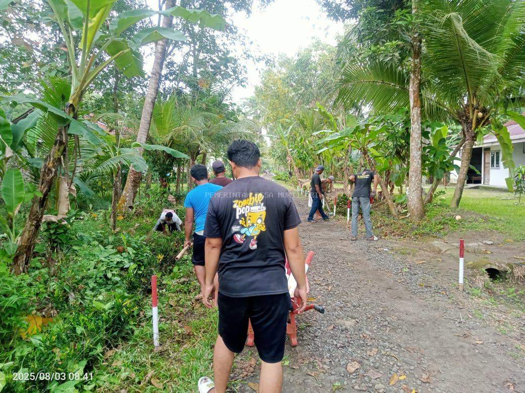 ANTUSIAS SAMBUT KEMERDEKAAN WARGA MASYARAKAT DUSUN LENTONG REJO LAKUKAN KERJA BAKTI BERSAMA