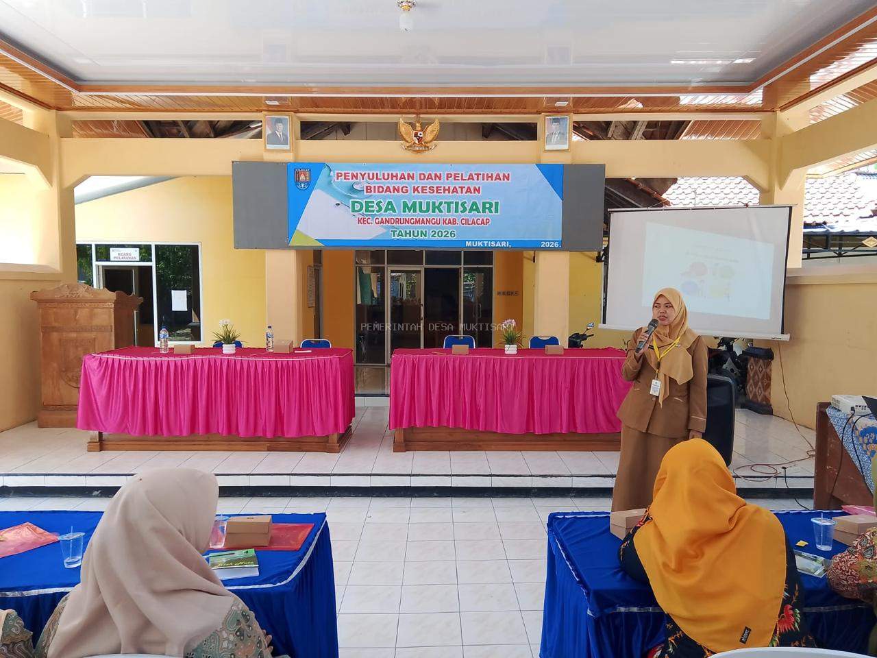 TENAGA KESEHATAN PUSKESMAS GANDRUNGMANGU LAKUKAN PENYULUHAN DAN PELATIHAN BIDANG KESEHATAN BAGI KADER-KADER DESA MUKTISARI