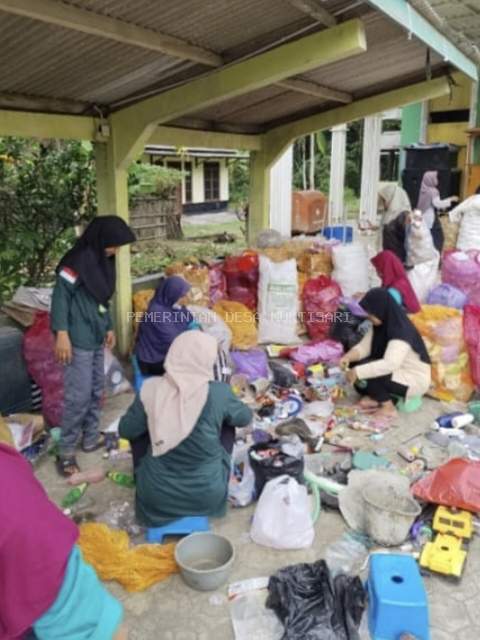 BANG SAMPAH 1 DAN BANG SAMPAH 2 LAKUKAN PENIMBANGAN DIHARI YANG SAMA 