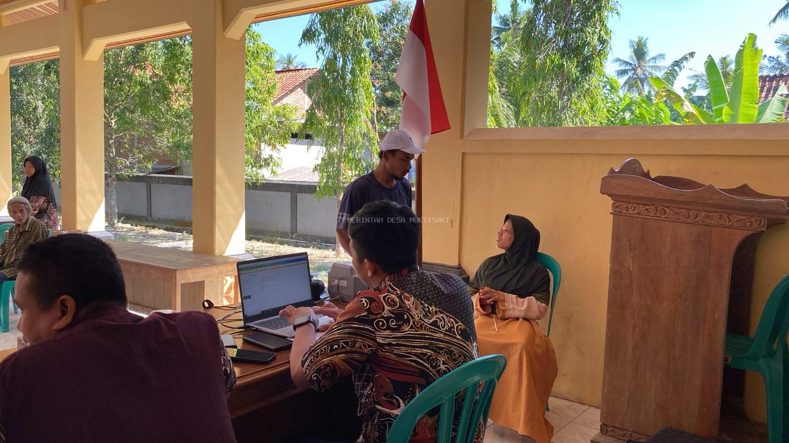 JEMPUT BOLA PEREKAMAN E-KTP BAGI LANSIA, SAKIT, DISABILITAS, DAN WARGA LAINNYA 
