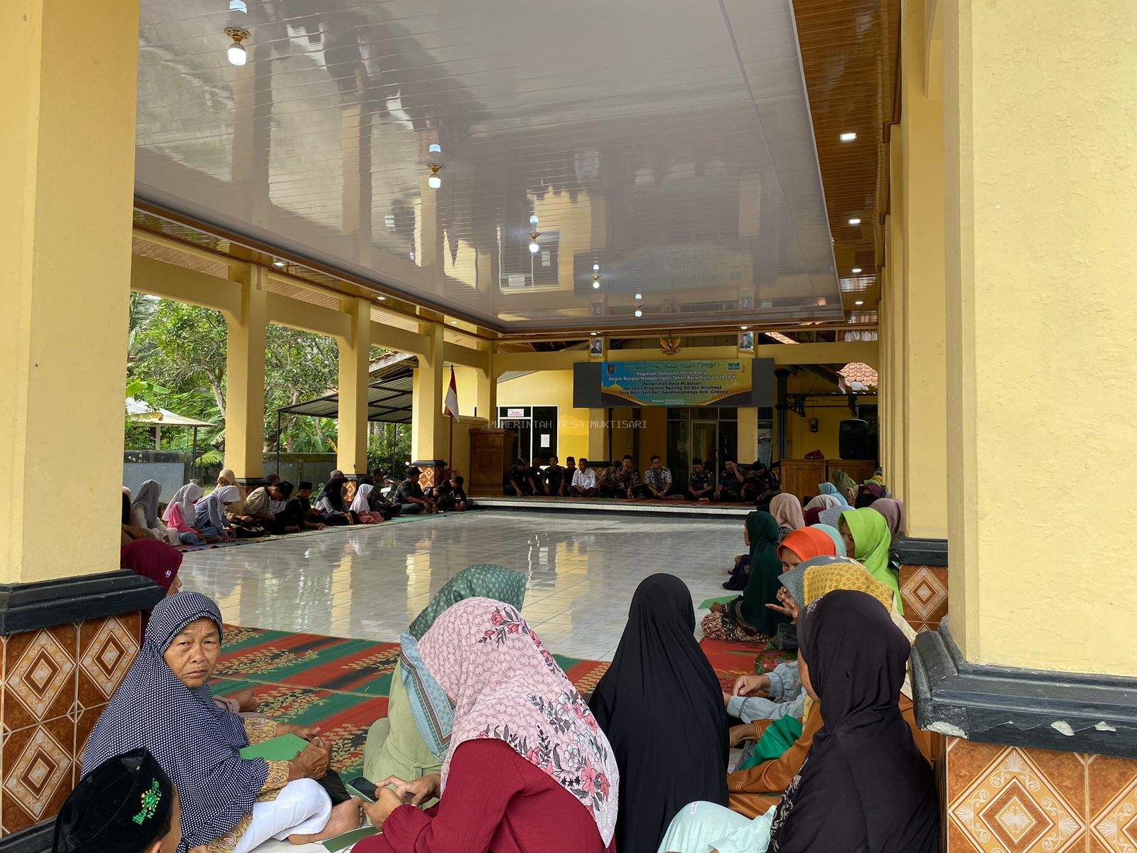 PEMERINTAH DESA BERSAMA PIMPINAN RANTING NU DAN MUSLIMAT BERIKAN SANTUNAN YATIM PIATU DAN DUAFA