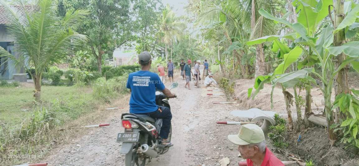 SEMARAKAN HUT RI KE-81 PEMASANGAN PATOK DUSUN LENTONGREJO