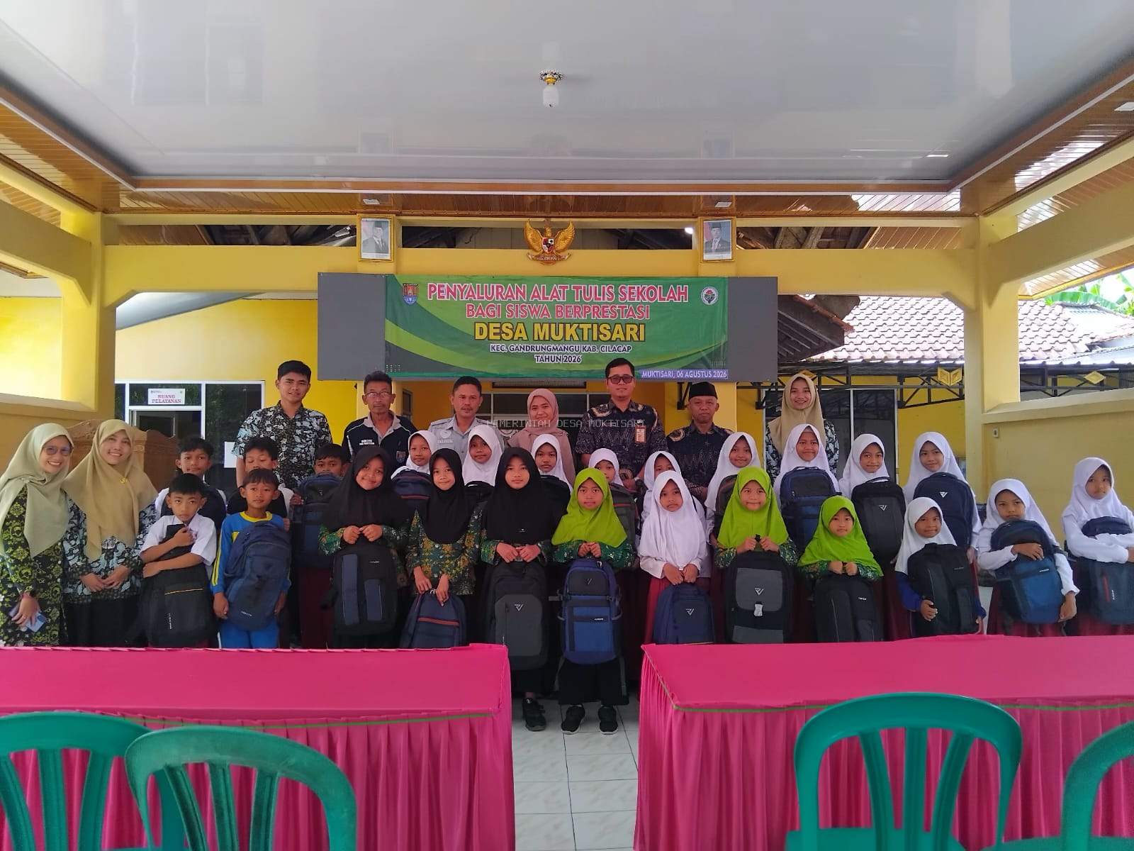 24 SISWA/I BERPRESTASI TERIMA BANTUAN PERLENGKAPAN ALAT SEKOLAH