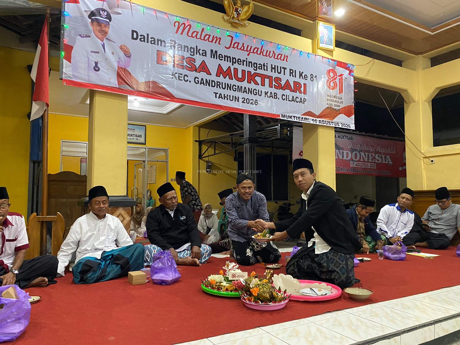 MAKNA POTONG TUMPENG DALAM TRADISI MALAM TIRAKATAN HUT RI 